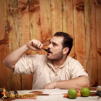 Cuillère médiévale en corne – Ustensile de table artisanal avec finition polie