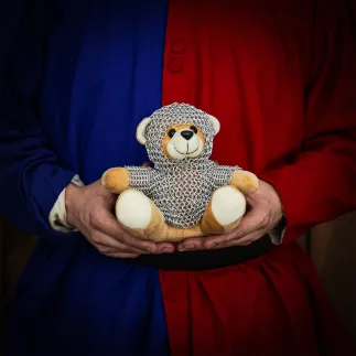 Ours en peluche avec chemise en cotte de mailles