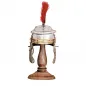 Mini casque décoratif de centurion romain avec plume rouge et support en bois Mini casque décoratif de centurion romain avec plume rouge et support en bois