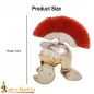Mini casque décoratif de centurion romain avec plume rouge et support en bois Mini casque décoratif de centurion romain avec plume rouge et support en bois