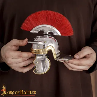 Mini casque décoratif de centurion romain avec plume rouge et support en bois
