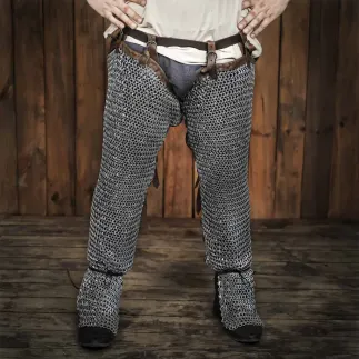 Jambières et chausses en cotte de mailles à anneaux plats, rivetées et alternées, diamètre intérieur 6 mm, acier doux