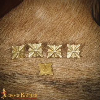 Ensemble fonctionnel de 5 montures médiévales en cuir et laiton massif