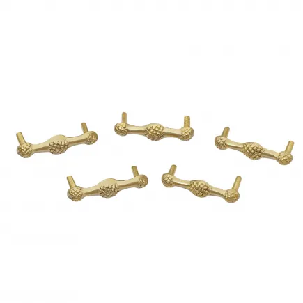 Ensemble de 5 décorations en cuir et laiton massif de la fin du Moyen Âge