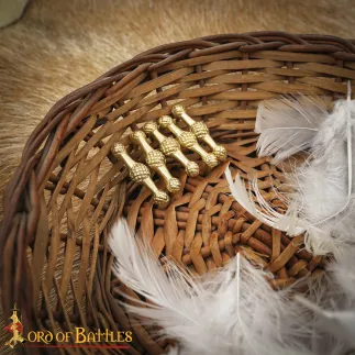 Ensemble de 5 décorations en cuir et laiton massif de la fin du Moyen Âge