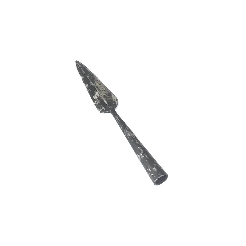 Pointe de lance forgée à la main, trempée et prête au combat