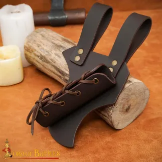 Porte hache et épée.