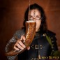 Corne à boire viking médiévale de 400 à 500 ml avec caractéristiques gravées. Corne de bœuf véritable, fabriquée à la main.