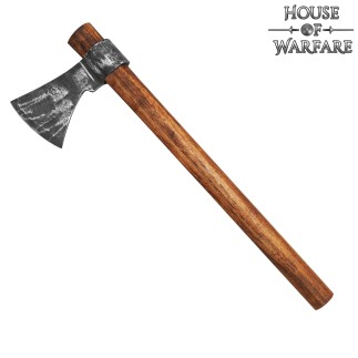 Hache viking de reconstitution, prête au combat, trempée