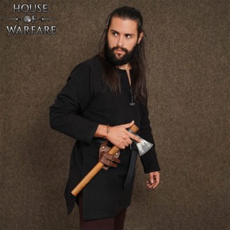 Hache viking de reconstitution, prête au combat, trempée