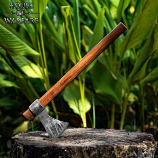 Hache viking de reconstitution, prête au combat, trempée