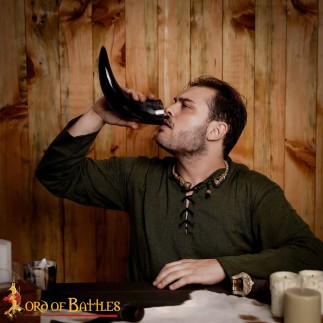 Corne à boire « Le Serment Tressé » 400-500 ml, fabriquée artisanalement en véritable corne de bœuf.