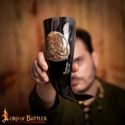 Corne à boire « Le Serment Tressé » 400-500 ml, fabriquée artisanalement en véritable corne de bœuf.