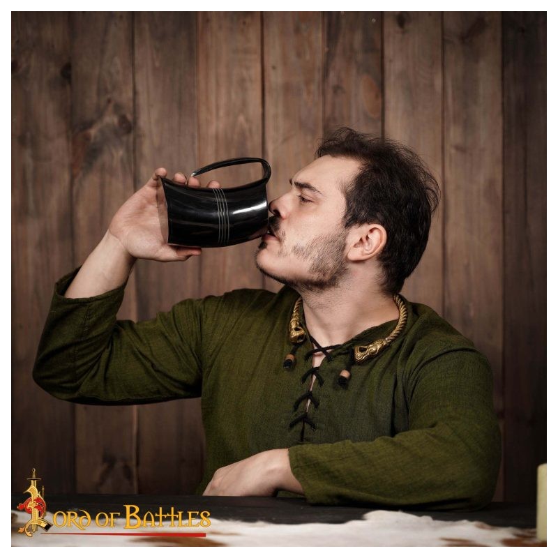 Chope à bière médiévale viking en corne de bœuf véritable, fabriquée à la main. Chope à bière médiévale viking en corne de bœuf véritable, fabriquée à la main.