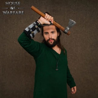 Hache de reconstitution viking prête au combat, trempée