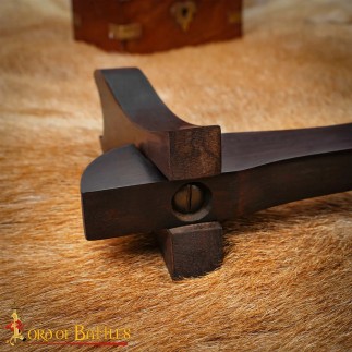Support à un niveau en bois dur véritable, fabriqué à la main, pour épées et haches