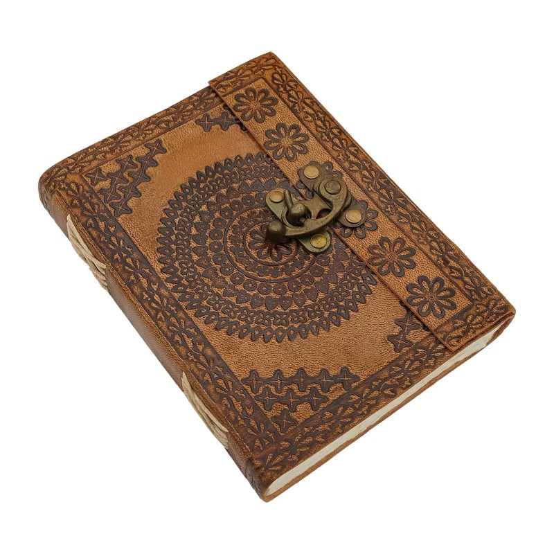 Journal médiéval en cuir avec fermoir et papier à reliure