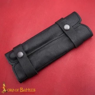 Ensemble de couverts médiévaux avec pochette en cuir
