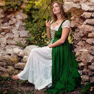 Ensemble médiéval irlandais composé d'une robe de dessus et d'une chemise brodée