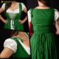 Ensemble médiéval irlandais composé d'une robe de dessus et d'une chemise brodée Ensemble médiéval irlandais composé d'une robe de dessus et d'une chemise brodée