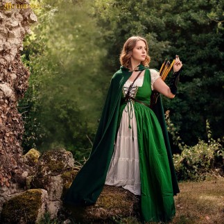 Ensemble médiéval irlandais composé d'une robe de dessus et d'une chemise brodée