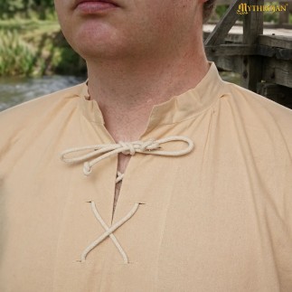 Chemise de style médiéval avec laçage