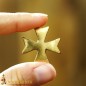 Croix templière, en laiton pur avec fixation Croix templière, en laiton pur avec fixation