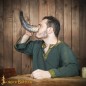 Corne de bœuf viking à boire avec motifs gravés. Véritable corne de bœuf fabriquée à la main.